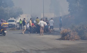 Bodrum’da otluk yangını; vatandaşlar otomobili kurtarmak için seferber oldu