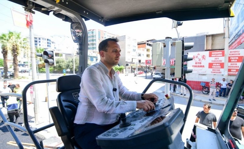 Bornovada asfalt çalışmaları tam gaz: Başkan Eşki kolları sıvadı