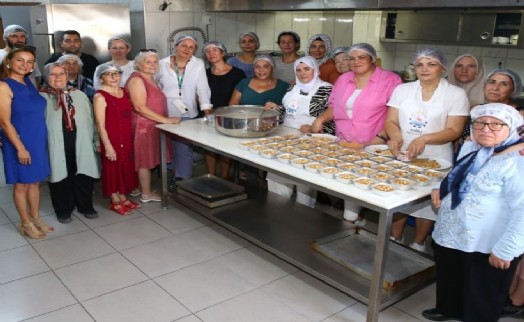 Çiğlili kadınlar aşure atölyesinde buluştu: Geleneksel lezzetleri yaşatıyoruz