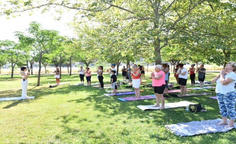 Çiğlili kadınlar güne açık havada yoga yaparak başlıyor