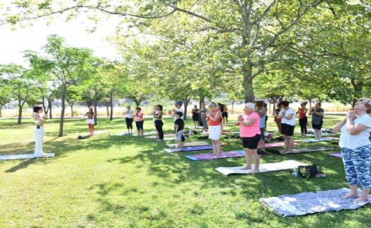 Çiğlili kadınlar güne açık havada yoga yaparak başlıyor