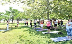 Çiğlili kadınlar güne açık havada yoga yaparak başlıyor