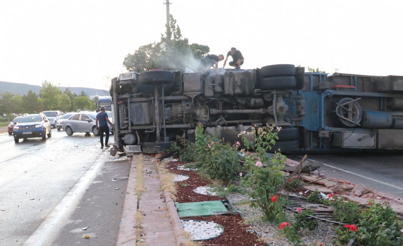 Devrilen TIR trafiği aksattı