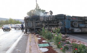 Devrilen TIR trafiği aksattı