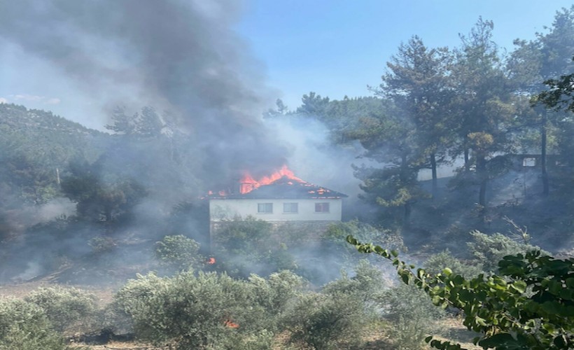 Evde çıkan yangın, bitişikteki ev, ahır ve ormana sıçradı; alevlere müdahale ediliyor