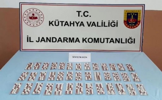 Gediz'de otomobilde 552 sentetik ecza ele geçirildi: 1 tutuklama