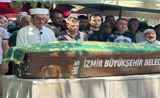 Hemzemin geçitte yolcu treninin çarptığı otomobilde ölen 3 kişi toprağa verildi