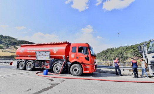 İzmir İtfaiyesi Bornova'daki yangına müdahale ediyor