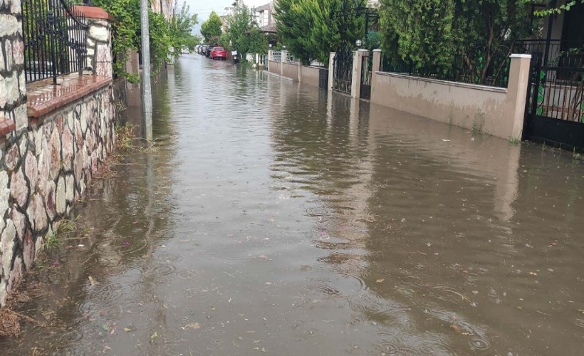 İzmir'de gök gürültülü sağanak; cadde ve sokaklar suyla doldu