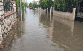 İzmir'de gök gürültülü sağanak; cadde ve sokaklar suyla doldu