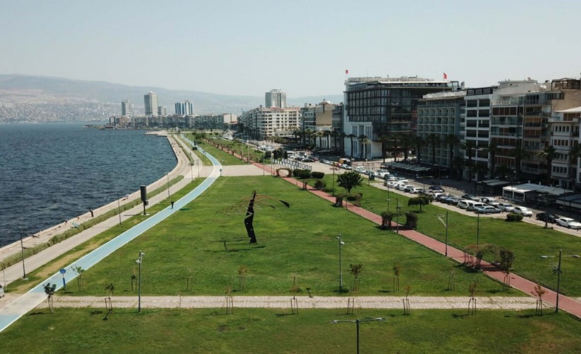 İzmir'de sıcak hava nedeniyle cadde ve sokaklar boş kaldı