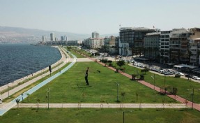 İzmir'de sıcak hava nedeniyle cadde ve sokaklar boş kaldı