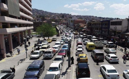 İzmir'de trafiğe kayıtlı araç sayısı arttı