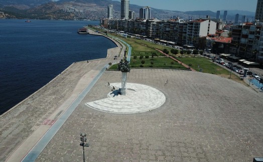 İzmir’de kavurucu sıcak hava bunalttı; cadde ve sokaklar boş kaldı