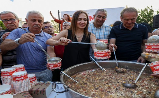 Karşıyakalılar aşurenin bereketini paylaştı