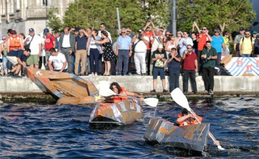 Karton tekneler İzmir Körfezi'nde kıyasıya yarıştı