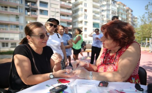 Konak’ın parklarında sağlık var: Önce spor sonra tarama