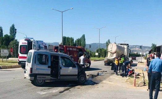 Kütahya'da otomobil tankere çarptı; 2 ölü, 1 yaralı