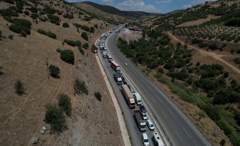 Manisa'da kamyon devrildi; 12 kilometrelik araç kuyruğu dronla görüntülendi