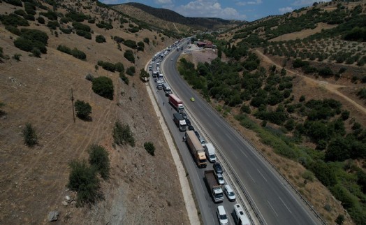 Manisa'da kamyon devrildi; 12 kilometrelik araç kuyruğu dronla görüntülendi