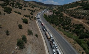 Manisa'da kamyon devrildi; 12 kilometrelik araç kuyruğu dronla görüntülendi