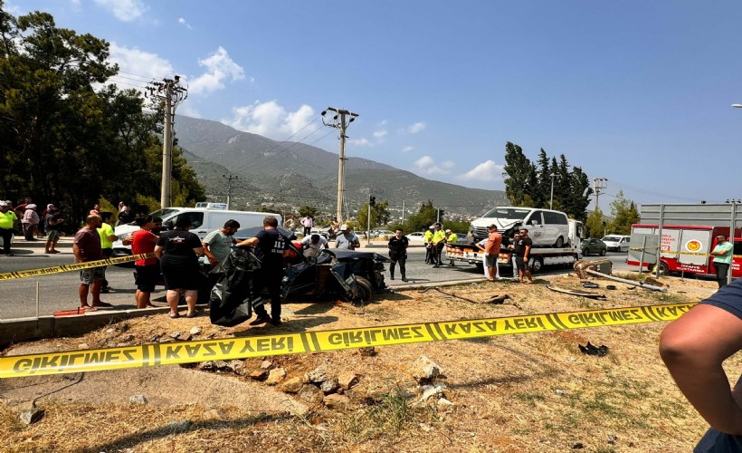 Muğla'da kavşakta minibüsle çarpışan otomobilin sürücüsü öldü