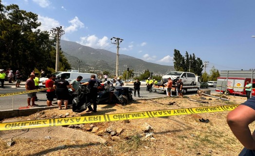 Muğla'da kavşakta minibüsle çarpışan otomobilin sürücüsü öldü