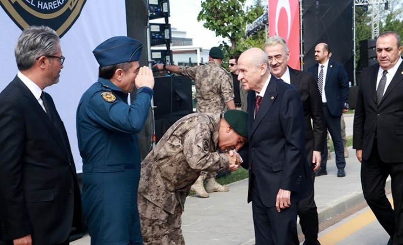 Özel Harekat Başkanı, Bahçeli'nin elini öptü