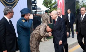 Özel Harekat Başkanı, Bahçeli'nin elini öptü