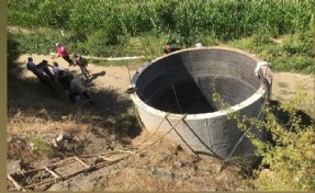 Serinlemek için girdiği su kuyusunda boğuldu