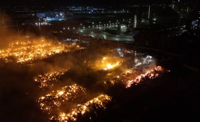 Söke'de kağıt fabrikasındaki yangın 29 saattir devam ediyor
