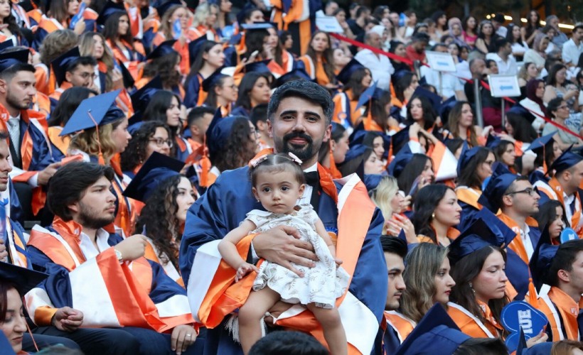 Sosyal hizmetler uzmanı, kucağında çocuğuyla hayali olan hukuk diplomasını aldı