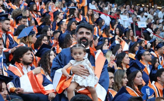 Sosyal hizmetler uzmanı, kucağında çocuğuyla hayali olan hukuk diplomasını aldı