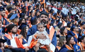 Sosyal hizmetler uzmanı, kucağında çocuğuyla hayali olan hukuk diplomasını aldı