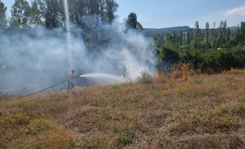 Tarlada çıkan yangını itfaiye söndürdü