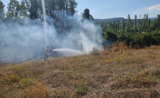 Tarlada çıkan yangını itfaiye söndürdü