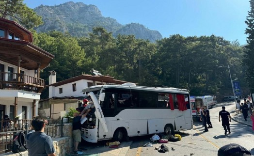 Muğla'da tur otobüsü park halindeki araçlara çarptı; 3 ölü, 31 yaralı