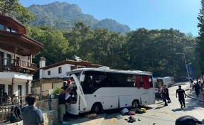 Muğla'da tur otobüsü park halindeki araçlara çarptı; 3 ölü, 31 yaralı