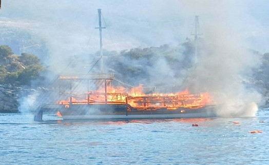 Tur teknesi yandı, tahliye edilen 39 kişiden yaralı 4'ü hastaneye sevk edildi