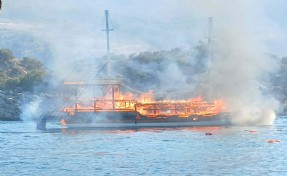 Tur teknesi yandı, tahliye edilen 39 kişiden yaralı 4'ü hastaneye sevk edildi