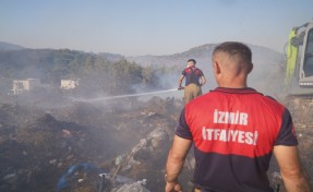 Urla'da çıkan yangına müdahale sürüyor