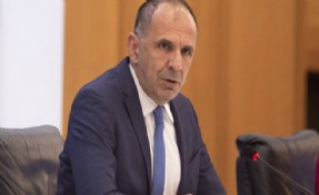 Yunanistan Dışişleri Bakanı'ndan 'VAR' göndermeli normalleşme mesajı