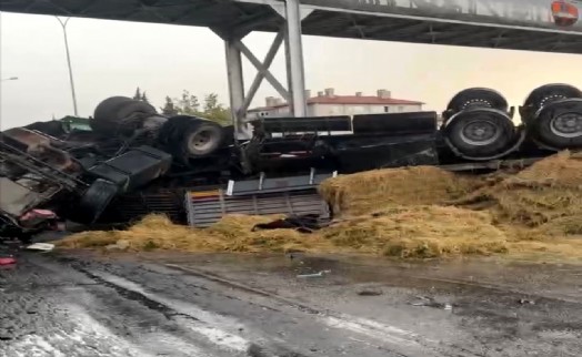 Afyonkarahisar'da zincirleme kaza kamerada: 2 ölü, 12 yaralı