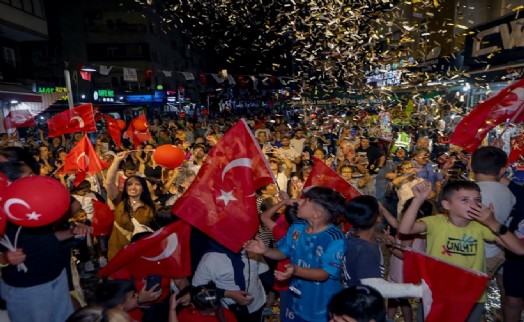 Bayraklı’da Zafer Bayramı coşkusu