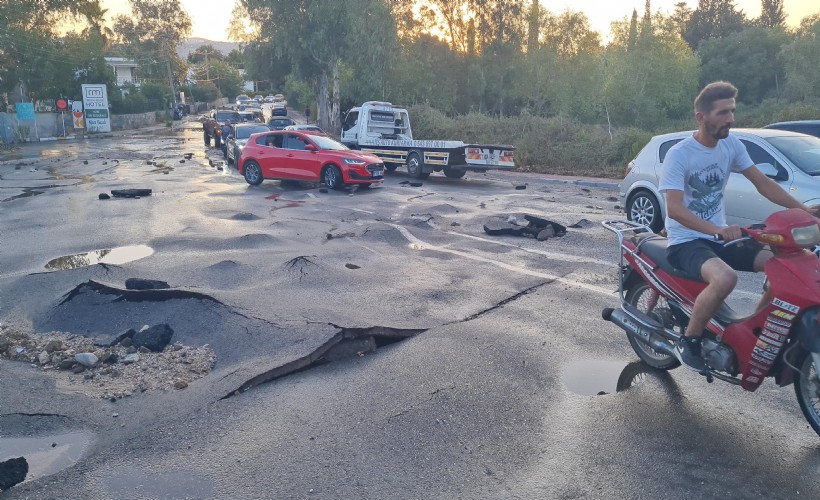 Bodrum'da ana su isale hattı patladı; sürücüler güçlükle ilerledi