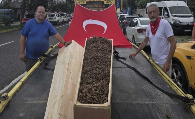 Çiftçi eyleme tabutuyla geldi