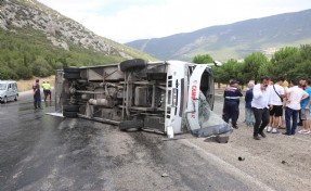 Düğün yolunda kaza: 1'i ağır, 26 yaralı