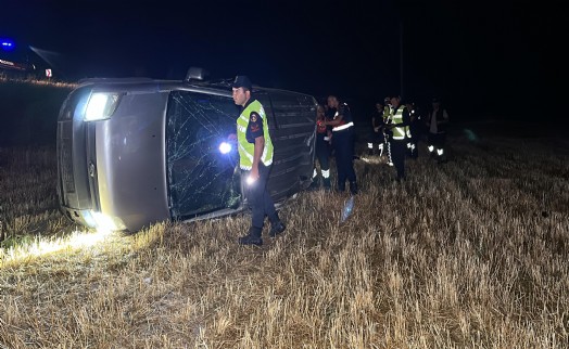 Hafif ticari araç tarlaya devrildi; 1 ölü, 1 yaralı