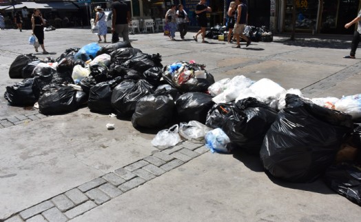 İzmir Büyükşehir Belediyesi'nde 90 temizlik işçisi iş bıraktı; çöpler birikti