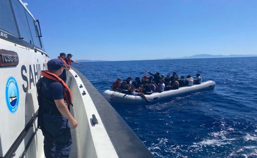 İzmir açıklarında 59 düzensiz göçmen kurtarıldı